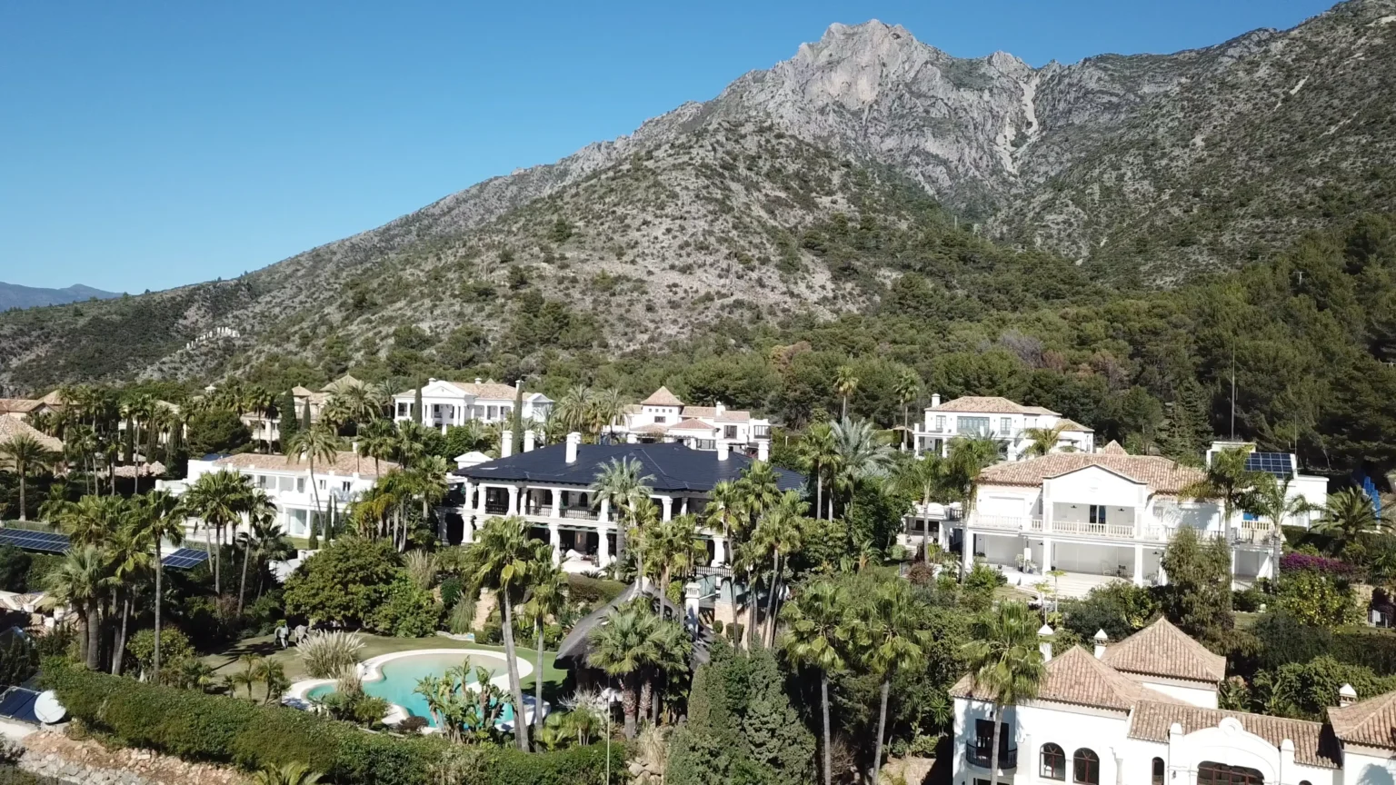 VI utför villabesiktning i Marbella. Bilden föreställer ett berg i bakgrunden med några hus vid dess fot.